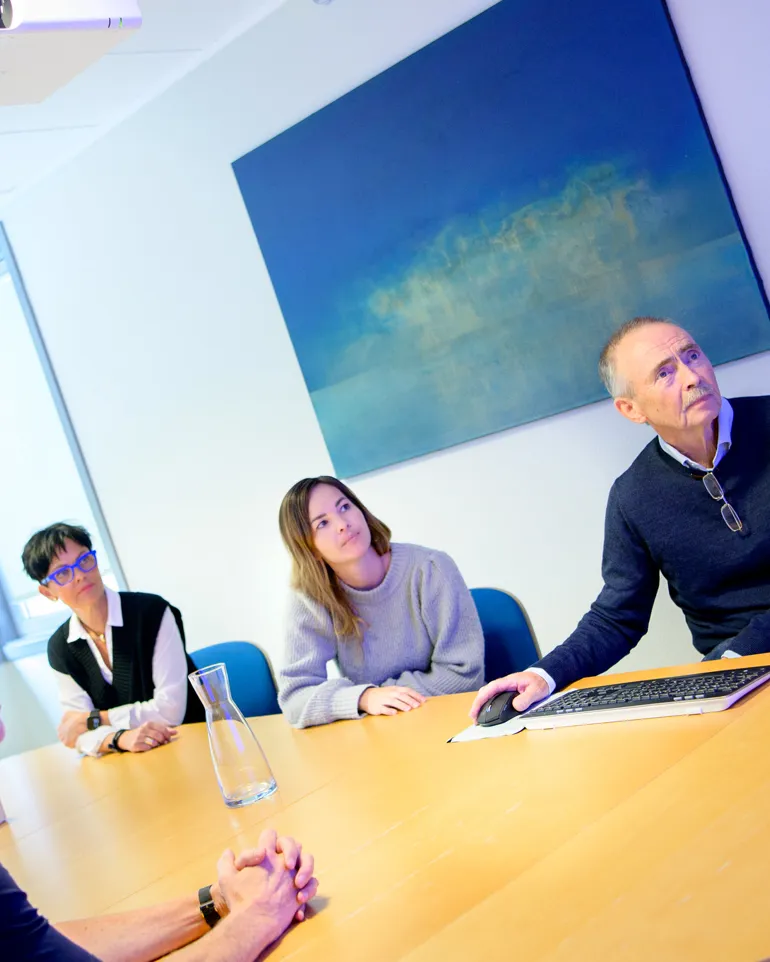 To kvinner og to menn rundt et bord