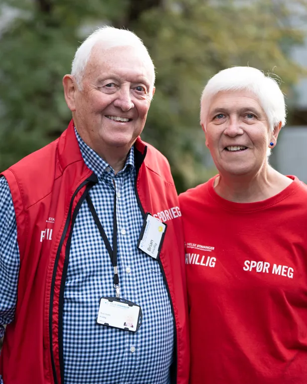 En mann og kvinne som smiler