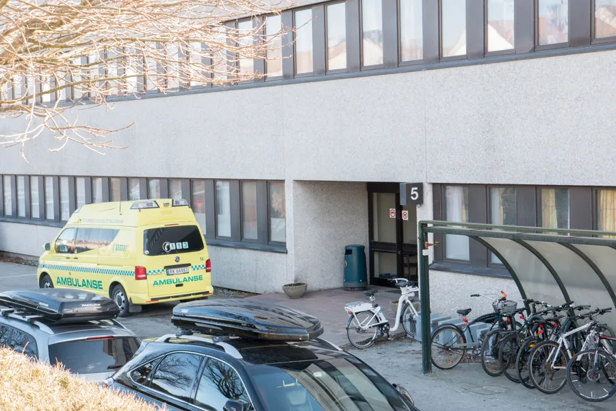 En ambulanse utenfor inngang 5