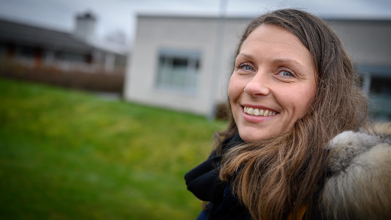 Kvinne smiler. Foto.