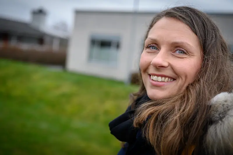 Kvinne smiler. Foto.