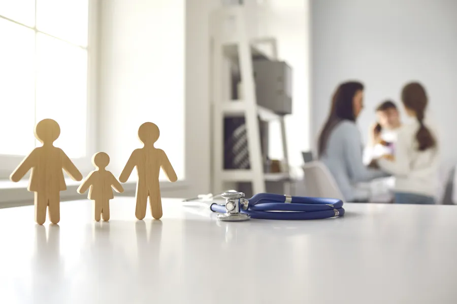 Illustrasjon av familie på et sykehus