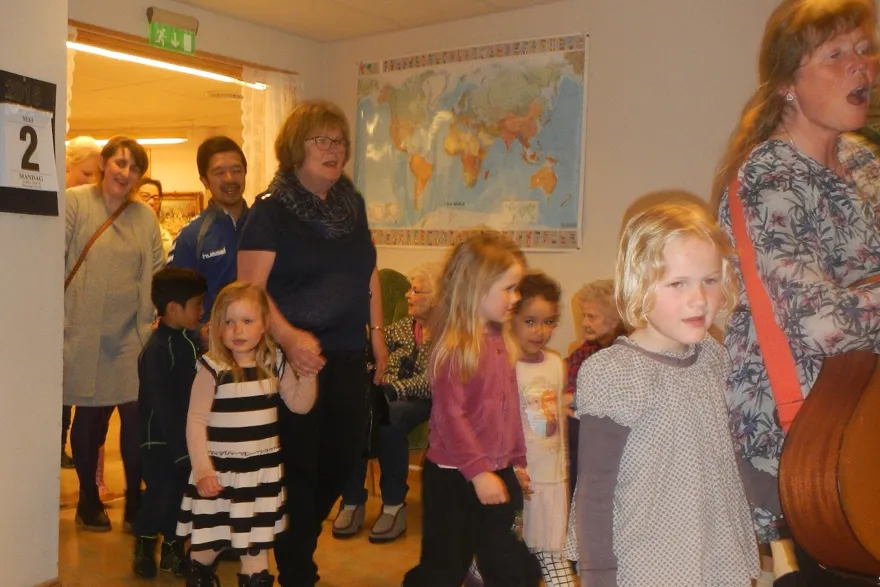 bilde av barn og eldre