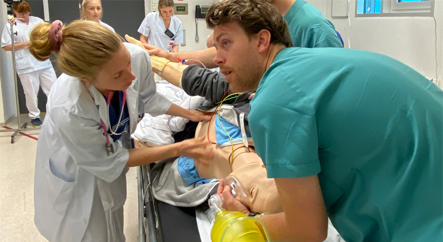 En mann og en kvinne på et sykehusrom