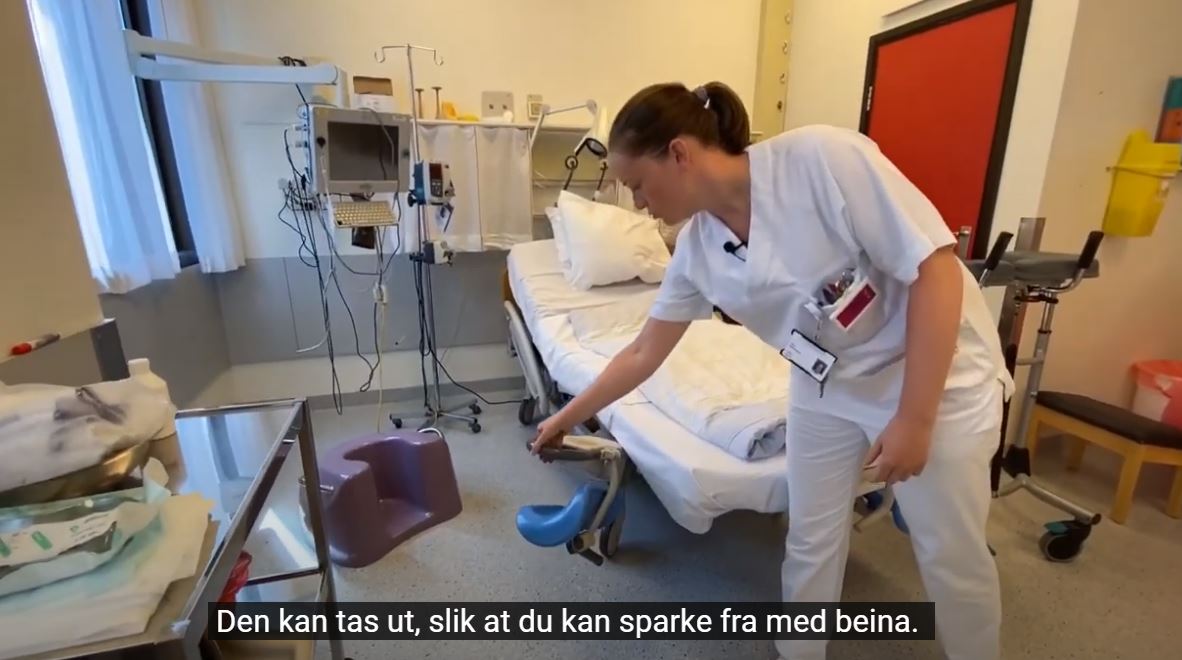 Viser jordmor som står på et føderom