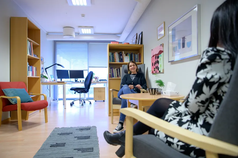 2 kvinner sitter og prater sammen