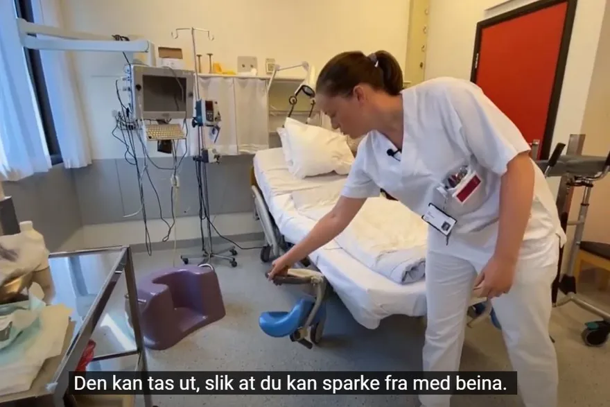 Viser jordmor som står på et føderom