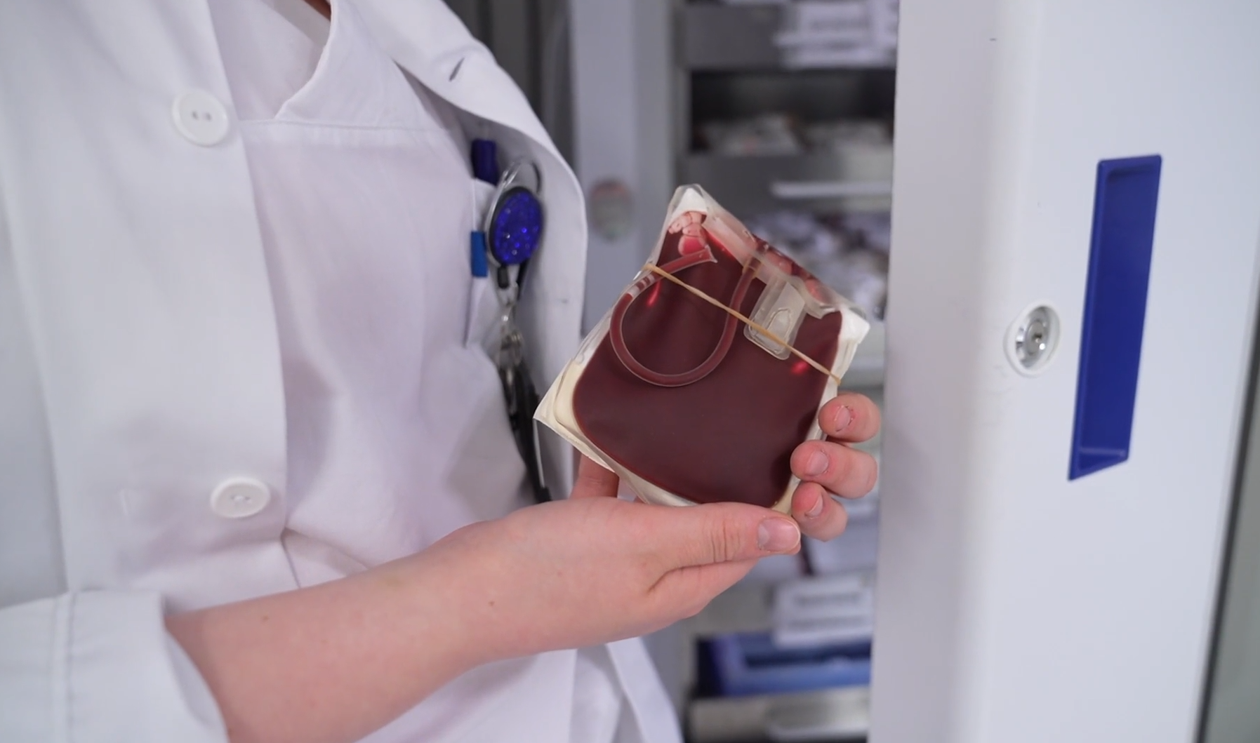 En lege som holder et stetoskop over hodet til en pasient