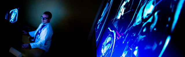 Nærbilde av en skjerm med røntgenbilder på.