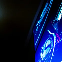 Nærbilde av en skjerm med røntgenbilder på.