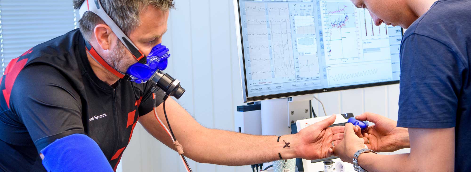 Mann med pustemaske på sykkel.