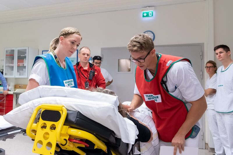 Simulering med helsepersonell og pasient.