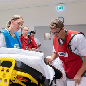 Simulering med helsepersonell og pasient.