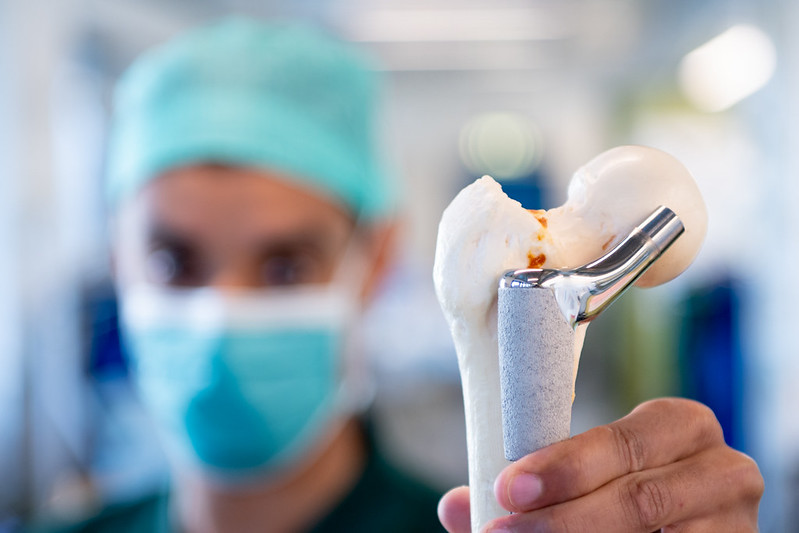 En ortoped holder opp hofteimplantat. 