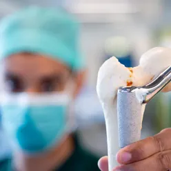 En ortoped holder opp hofteimplantat.