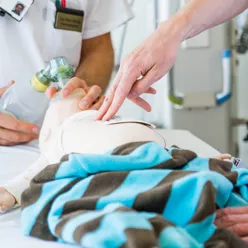 En person som får en injeksjon