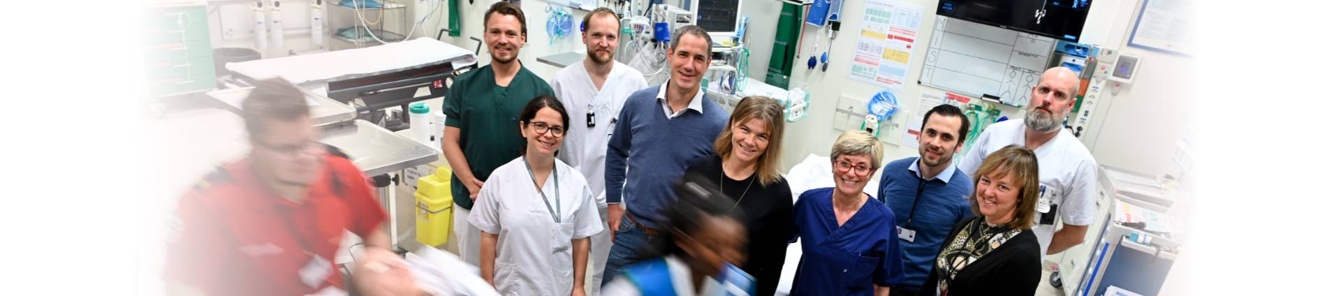 En gruppe mennesker i et rom