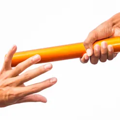 En person som holder et gult rør