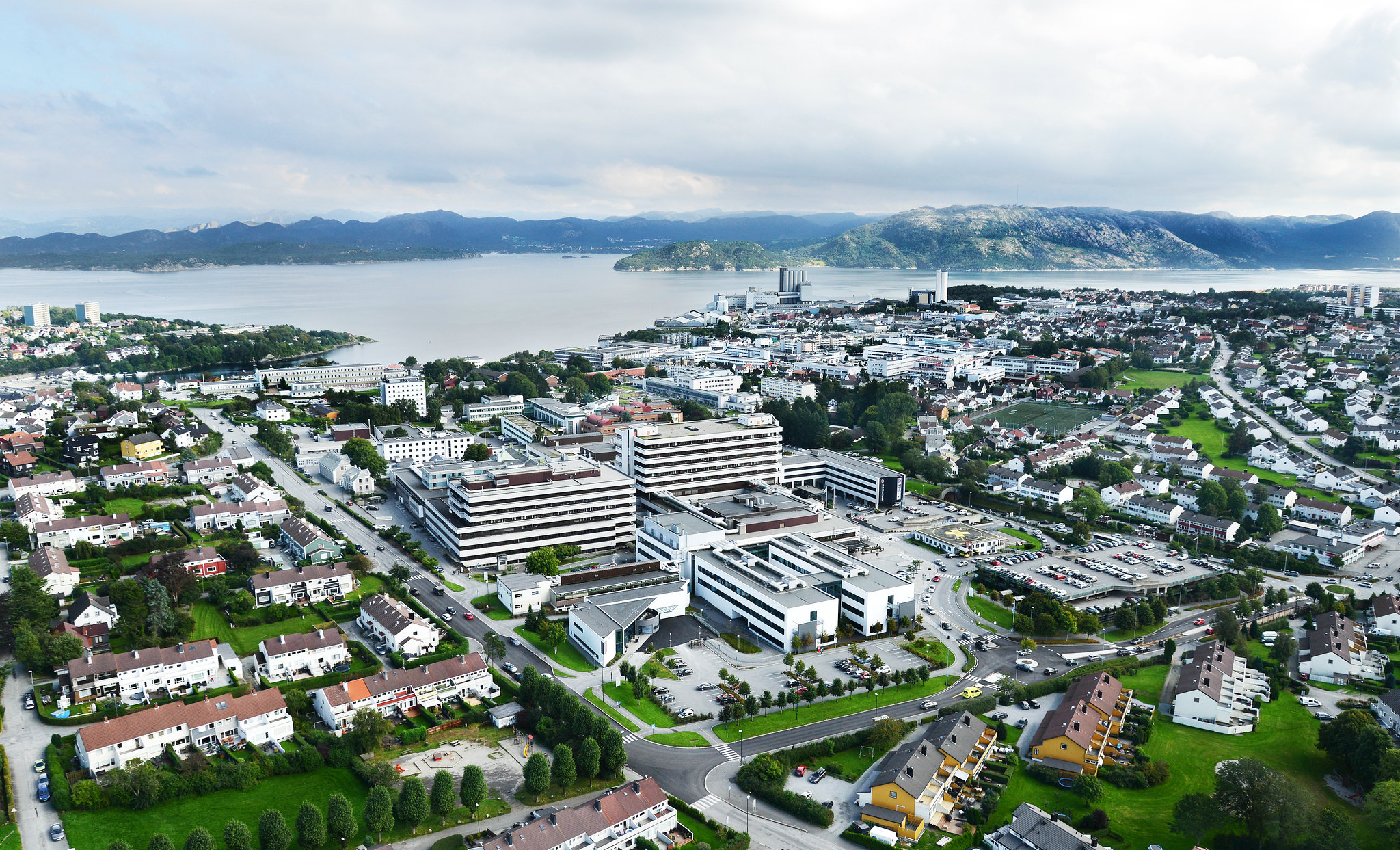 En by med en vannmasse i bakgrunnen