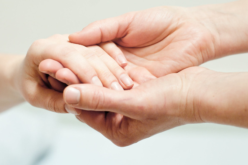 To hender som holder en annen hånd.