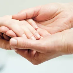 To hender som holder en annen hånd.