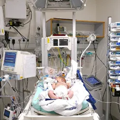 Baby koblet til maskin.