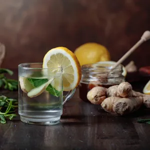 Vann med sitron og ingefær. Foto.
