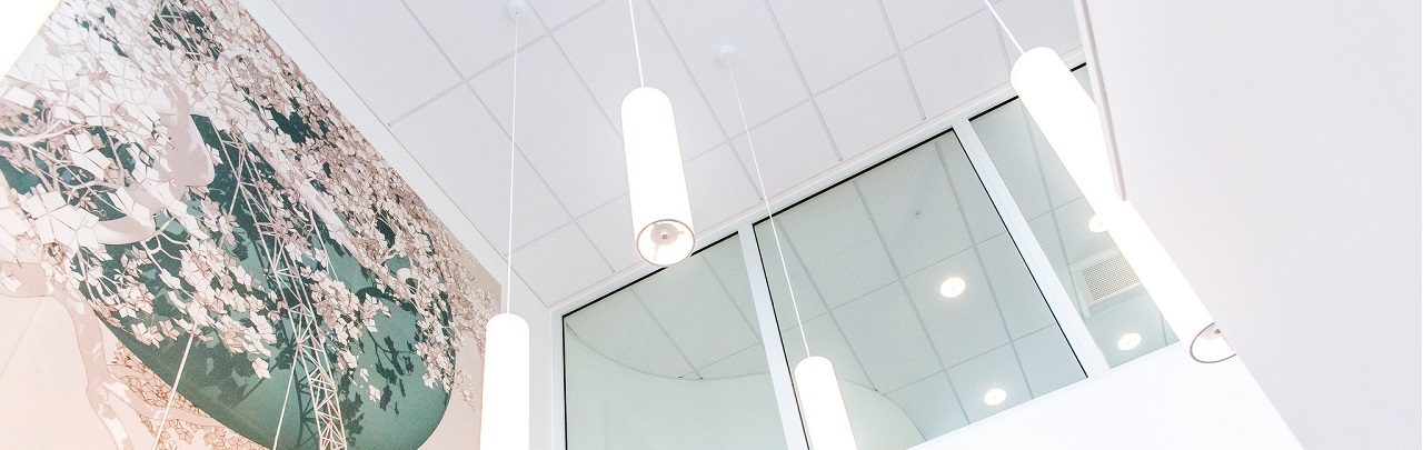 Et rom med flisevegg og hvitt tak