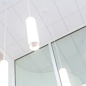 Et rom med flisevegg og hvitt tak