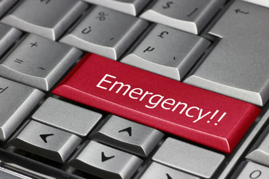 En rød og hvit boks på et tastatur