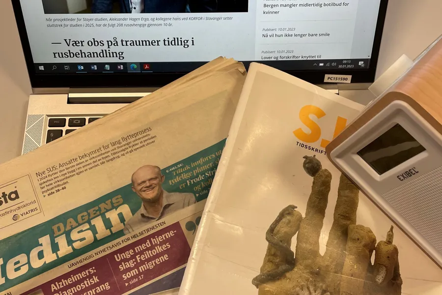 Foto av PC og aviser