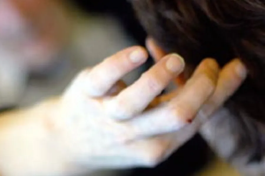 Et nærbilde av en person som holder en babys hånd