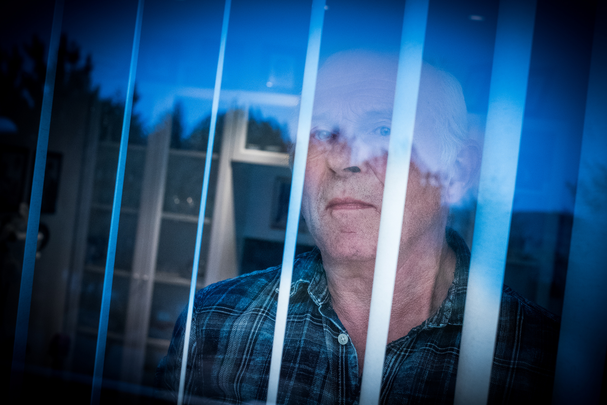 Magnus Fuglestad ser ut vinduet.