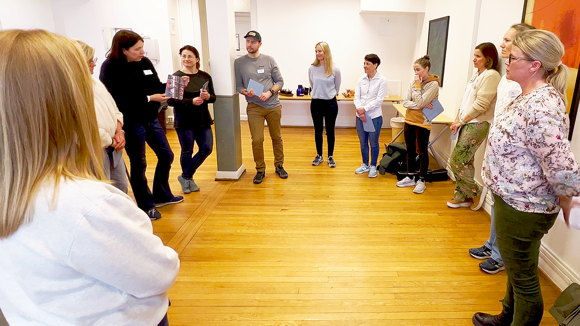 Deltakere står i sirkel