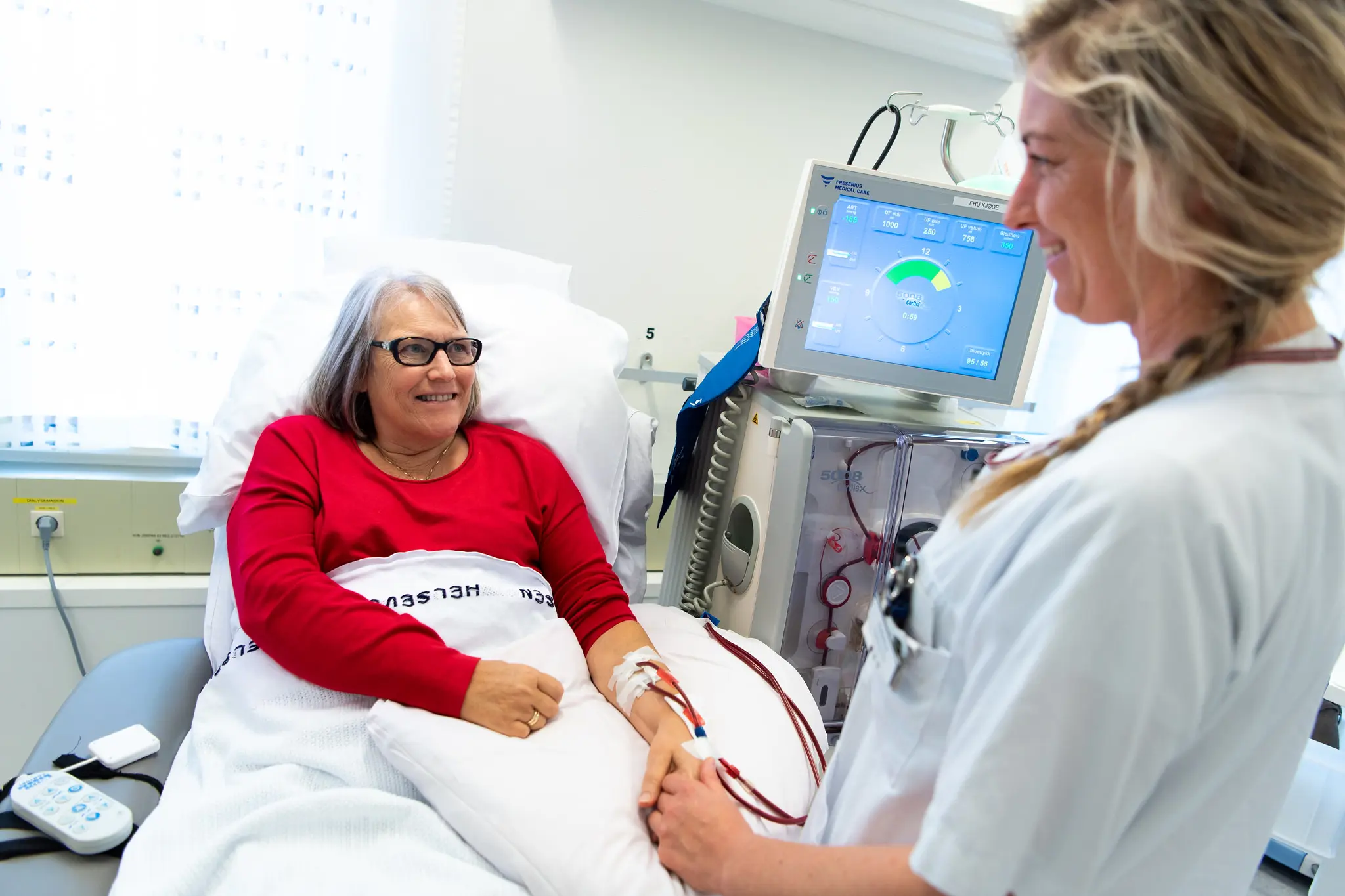 Pasient får dialysebehandling