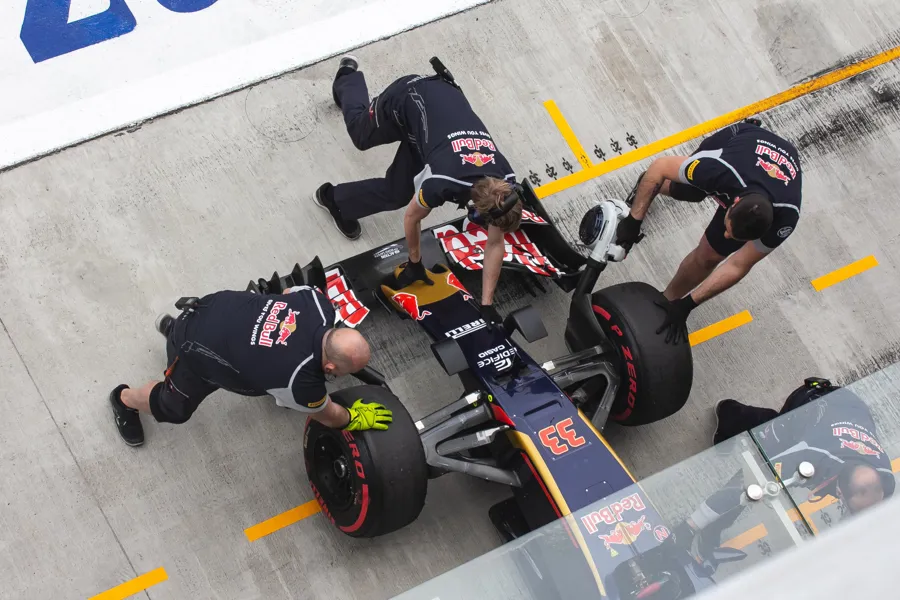Trening på teamets oppgaver ved en pitstop i Formel 1.