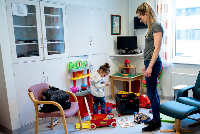 Mor og barn på lekerommet. Foto.