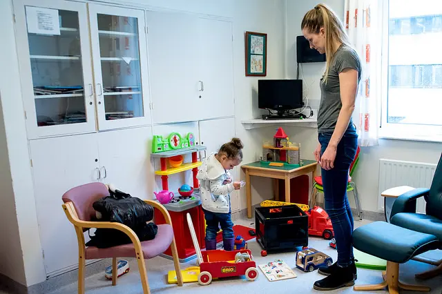 Mor og barn på lekerommet. Foto.