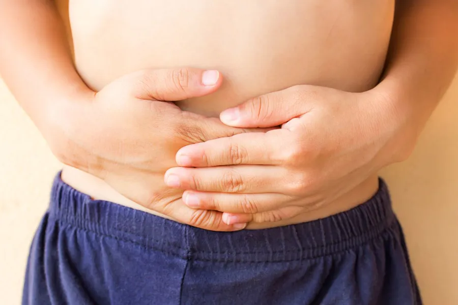 Barn holder seg for magen