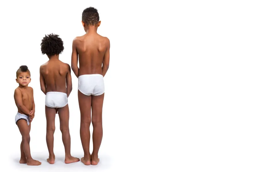 Tre små gutter står i hvite truser