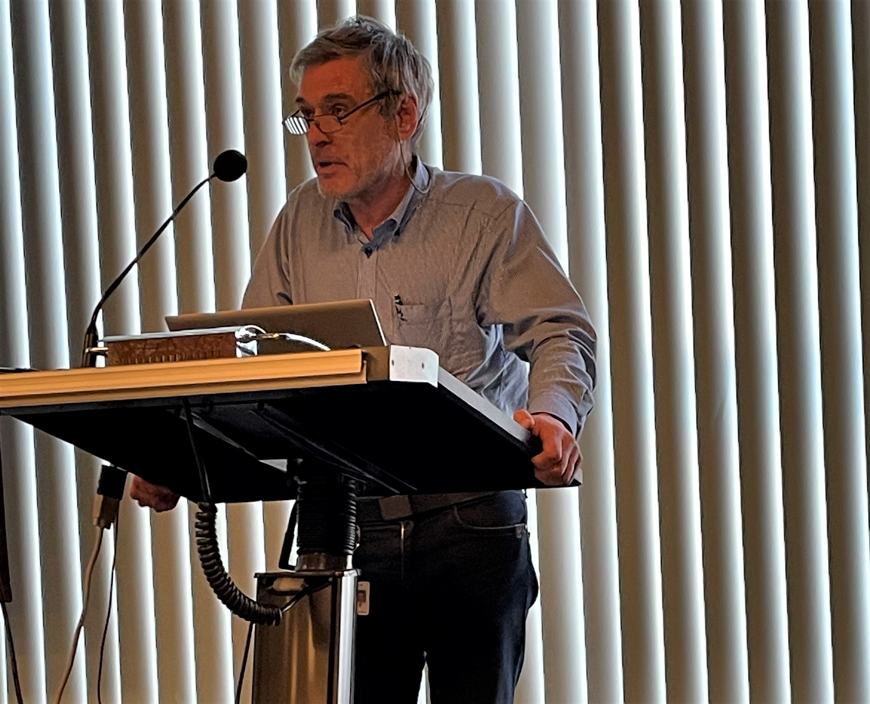 Mann med briller holder foredrag