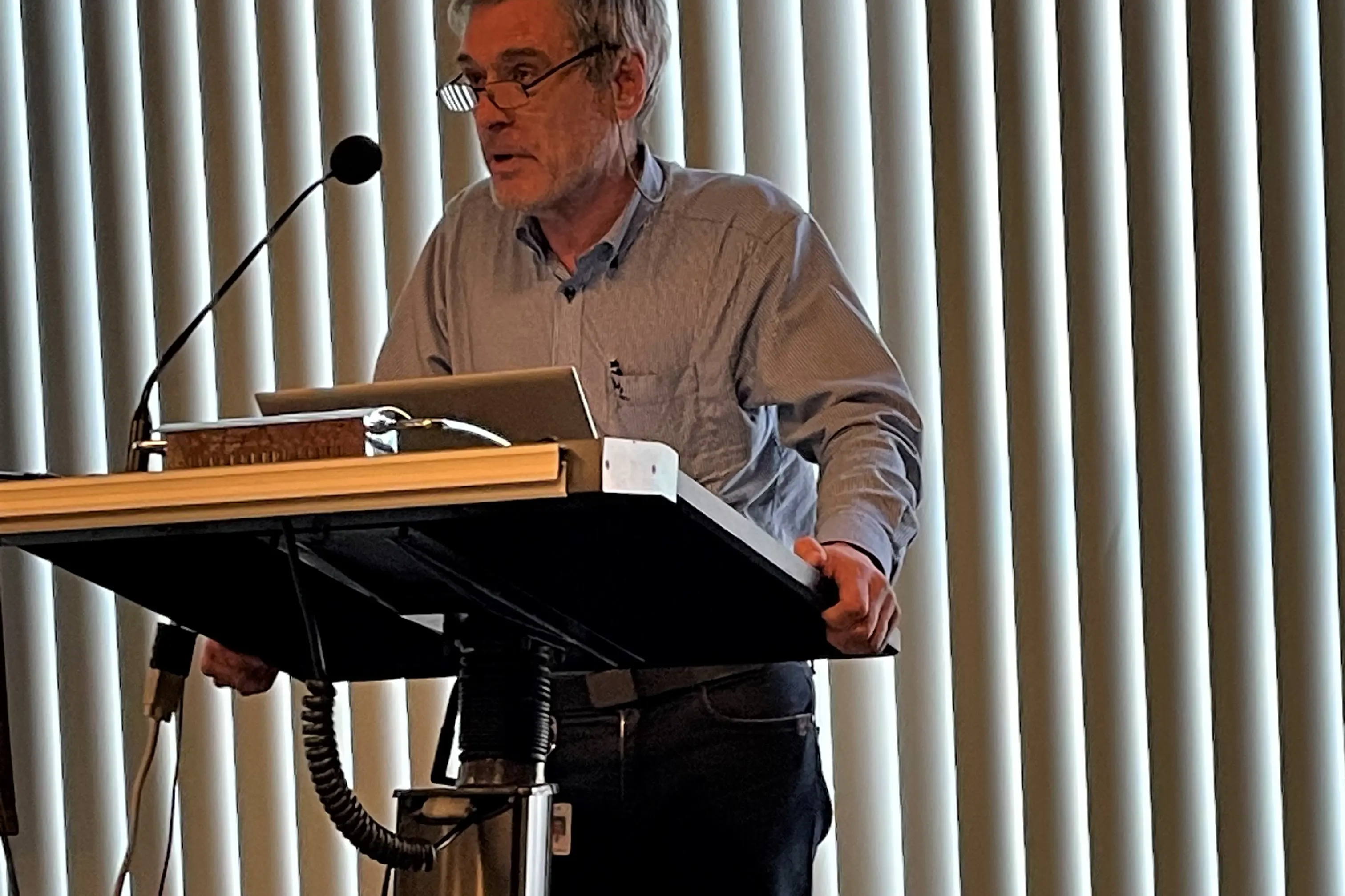 Mann med briller holder foredrag