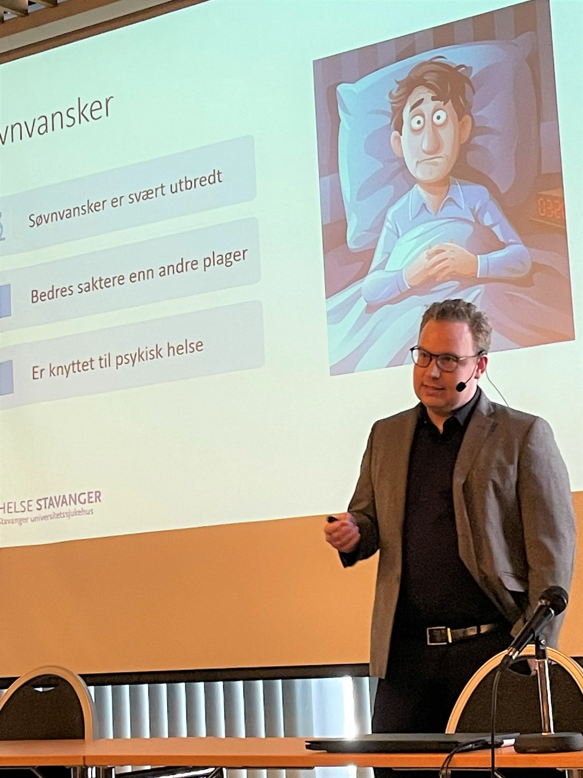 Mann med fjernkontroll forteller om søvnvansker