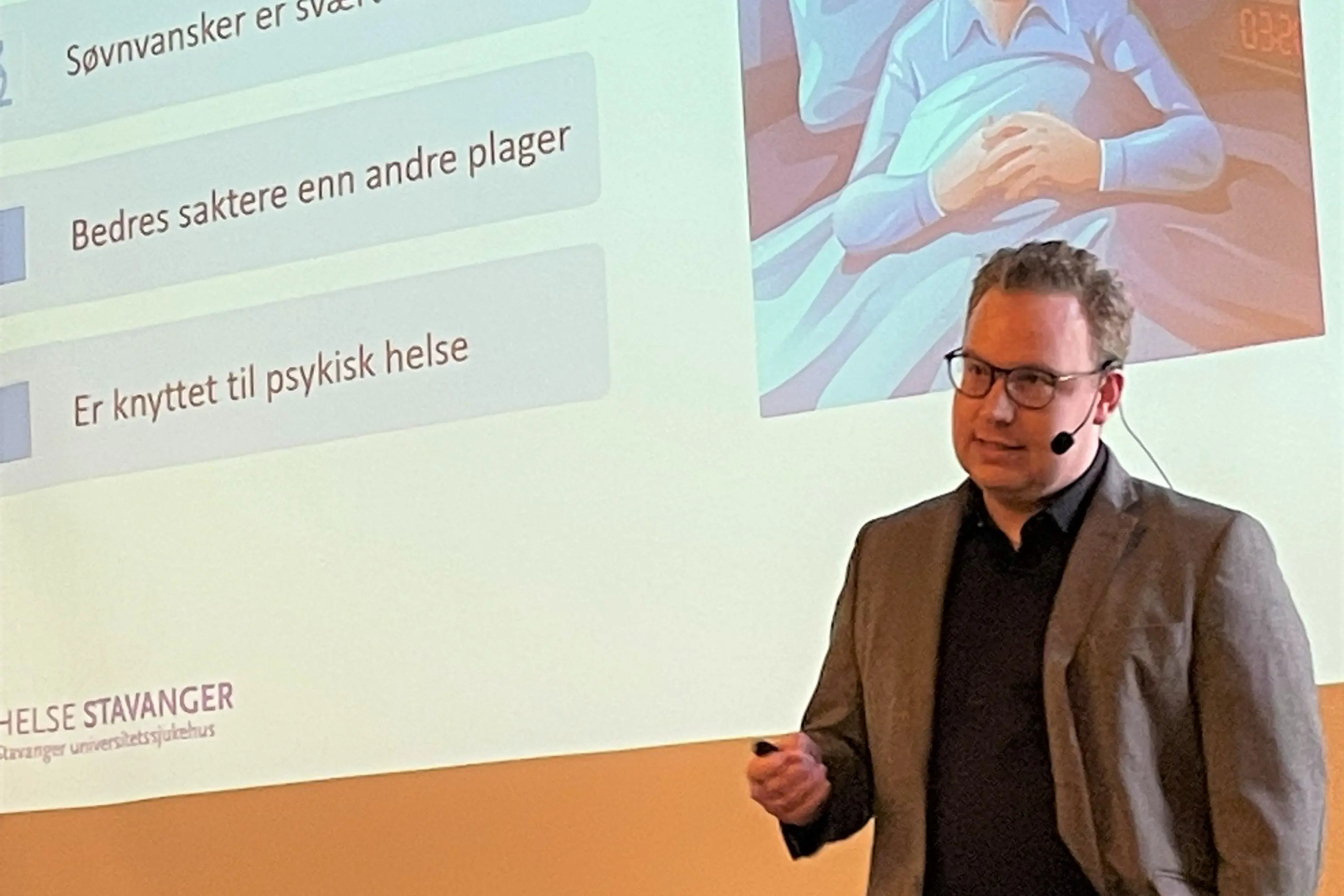 Mann med fjernkontroll forteller om søvnvansker