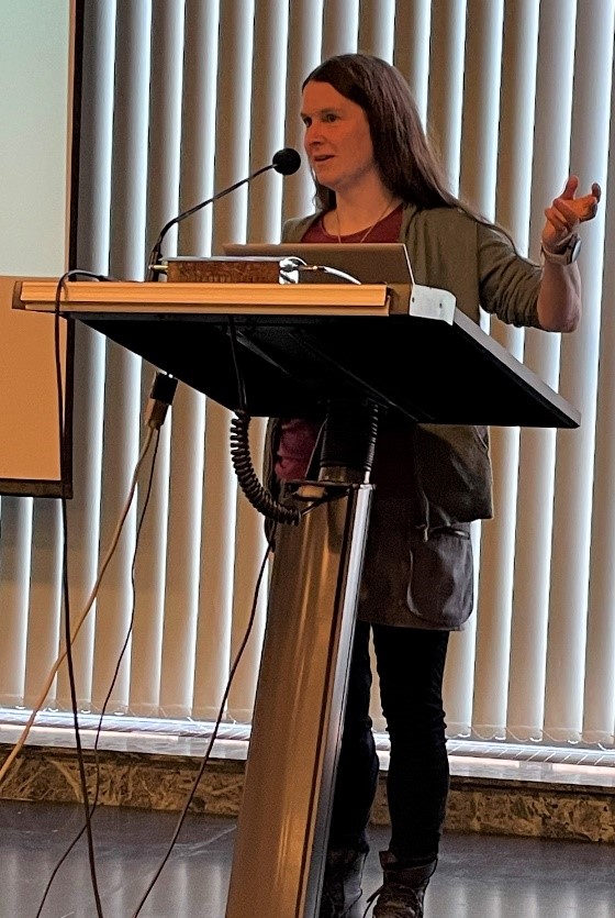 Kvinne som holder foredrag