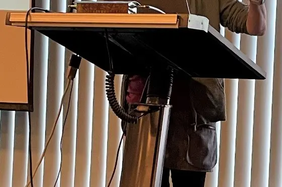 Kvinne som holder foredrag