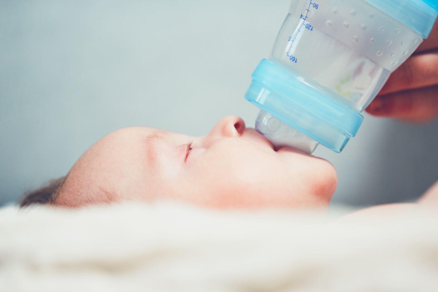 Baby som mates med flaske.