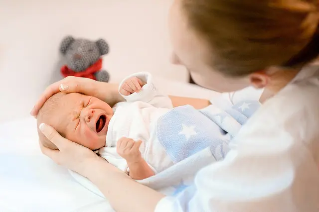 En barnepleier steller et barn.