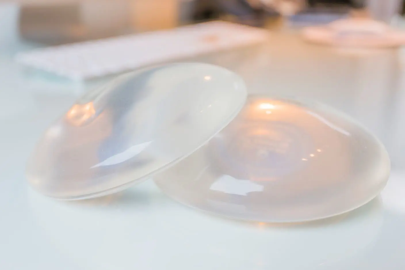 To silikonimplantater som ligger på et bord.