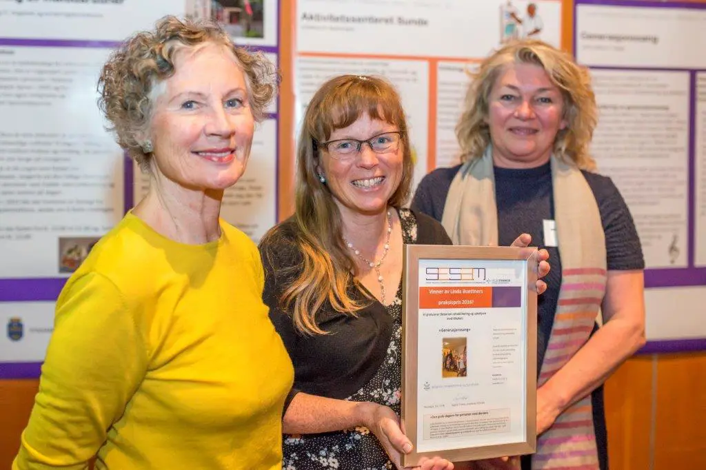 En gruppe kvinner som holder en plakett